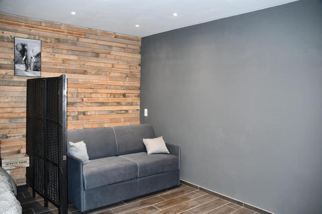 Logement In Wood Brugelette Exterior photo